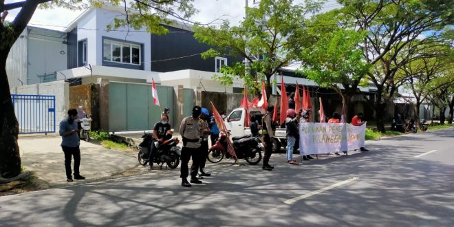 Ingatkan Prokes, Polisi Kawal Aksi Unjuk Rasa
