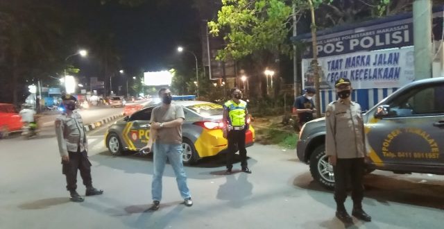 Jaga Kamtibmas Malam Minggu, Kapolsek Tamalate Pimpin Patroli 